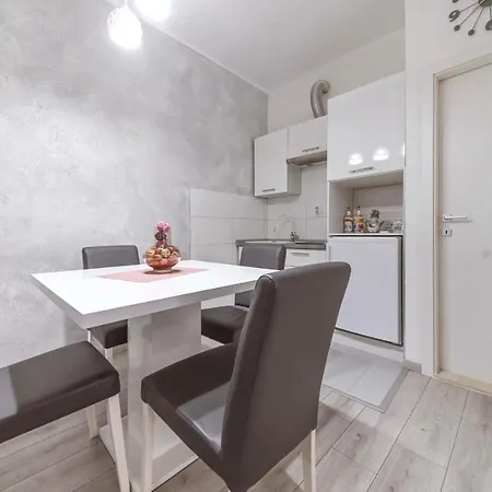 Apartament Stari Grad *