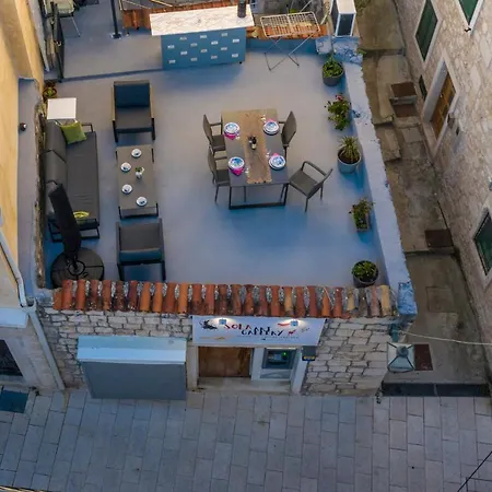 Stari Grad Apartment *