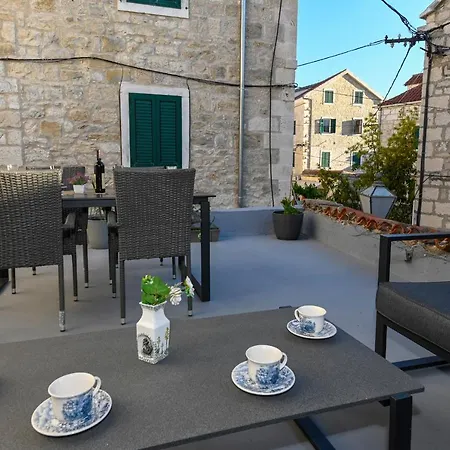 Stari Grad * マカルスカ