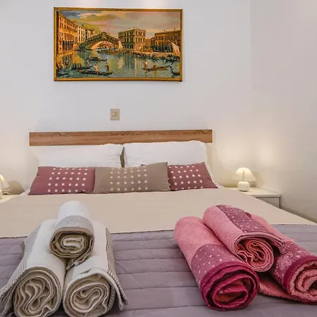 Stari Grad Apartment *